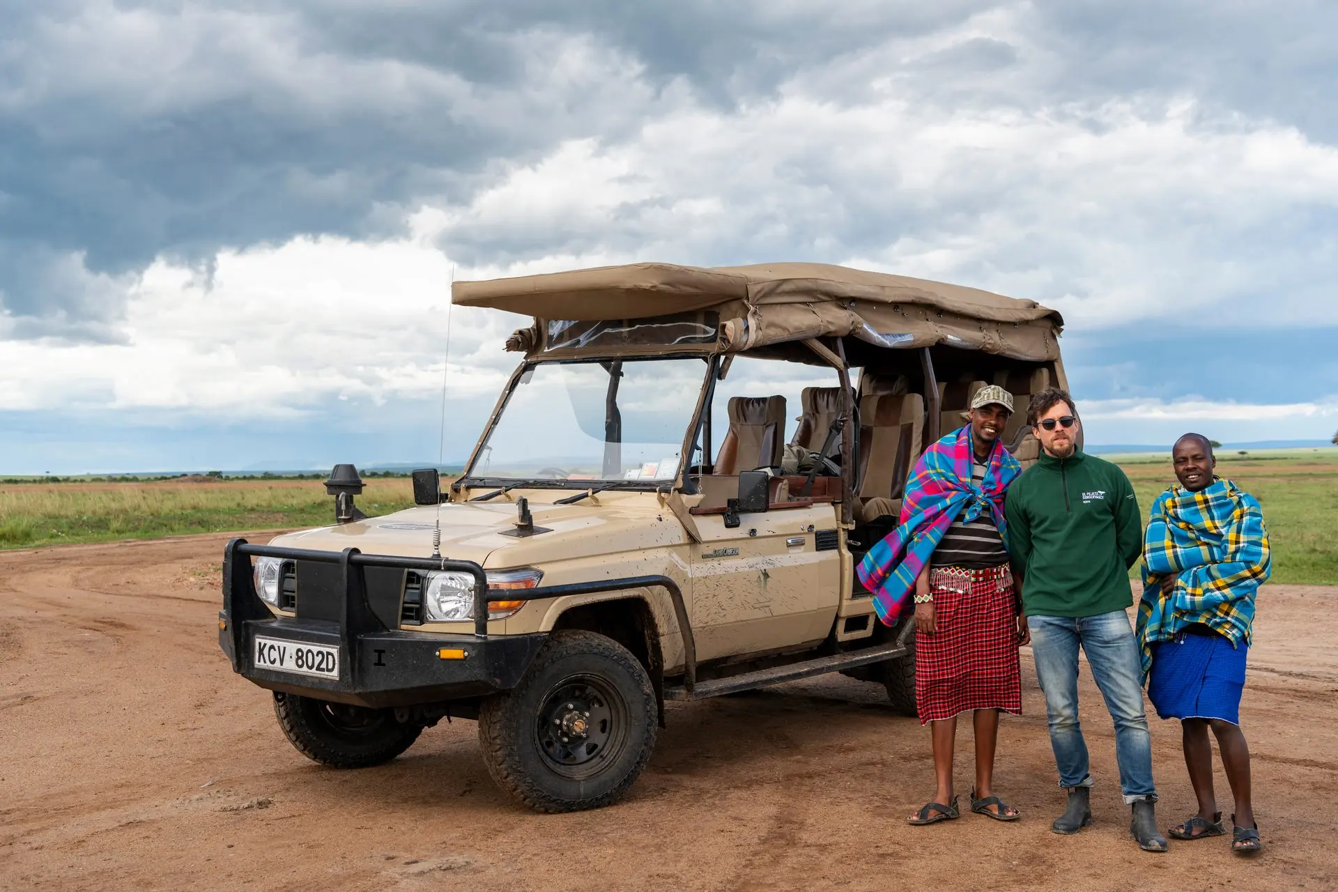 Safariguider vid öppen safaribil i Masai Mara