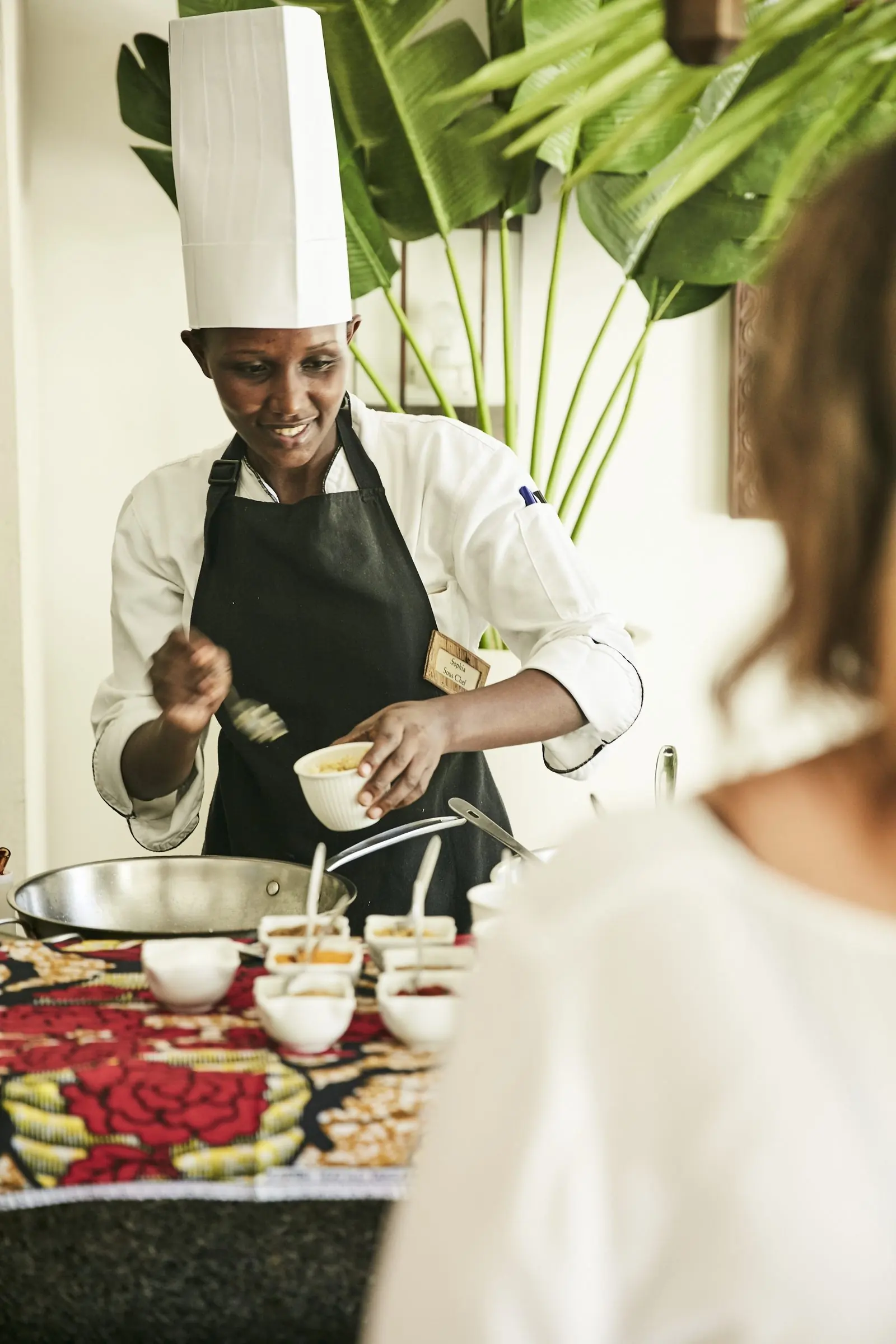 En kock lagar swahilisk mat inför gästerna på Baraza