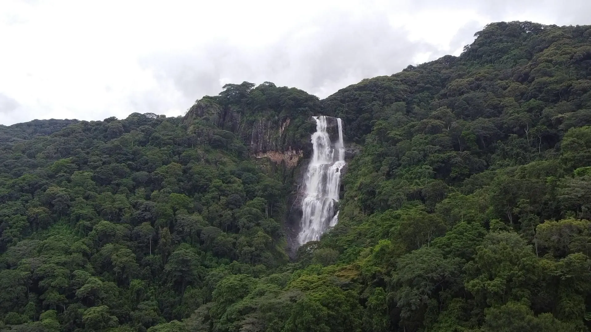 Vattenfall i regnskogen i Udzungwa Mountains, Tanzania